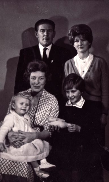 Grote zus had voor de kleinste een konijntje gemaakt van aardappel en suikerbiet. Speelgoed met een vervaldatum, dat was nieuw toen.